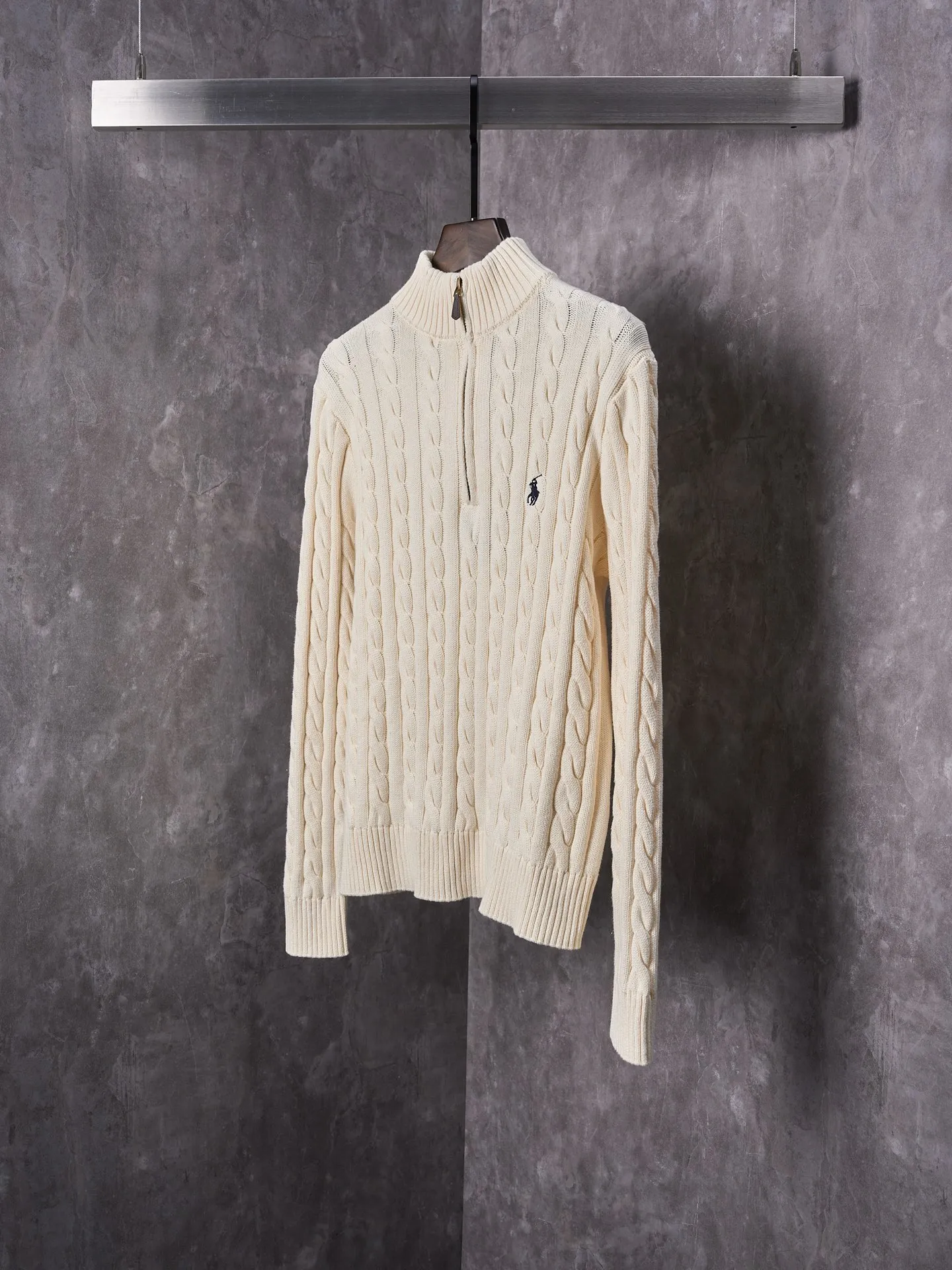 P420 Actual auction] Ralph Lauren/Ralph Lauren embroidered cable knitted half-zip sweater [Ready stock] S M L Zippered half-high collar design, just the right amount of splendor. Interpret high-end style with unique details. Adhere to the timeless elegance and taste. Use imported machine embroidery technology. Use advanced computer control system and precision mechanical components to realize the iconic pony embroidery operation. High precision. Smooth and delicate lines. Three-dimensional cable weaving. Through clever shifting and interweaving of coils, adjacent coils are cross-shifted to form a twisting effect. The lines are smooth and regular. Time-consuming and labor-intensive. Ready-made clothes are washed and softened to remove odors. Use professional washing equipment and specific detergents to deeply clean and deodorize clothes, improve the feel and appearance of clothes, and improve the fit.